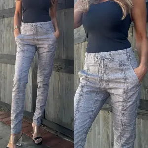 Bevy Flog - Shely pants in Gray Snake print