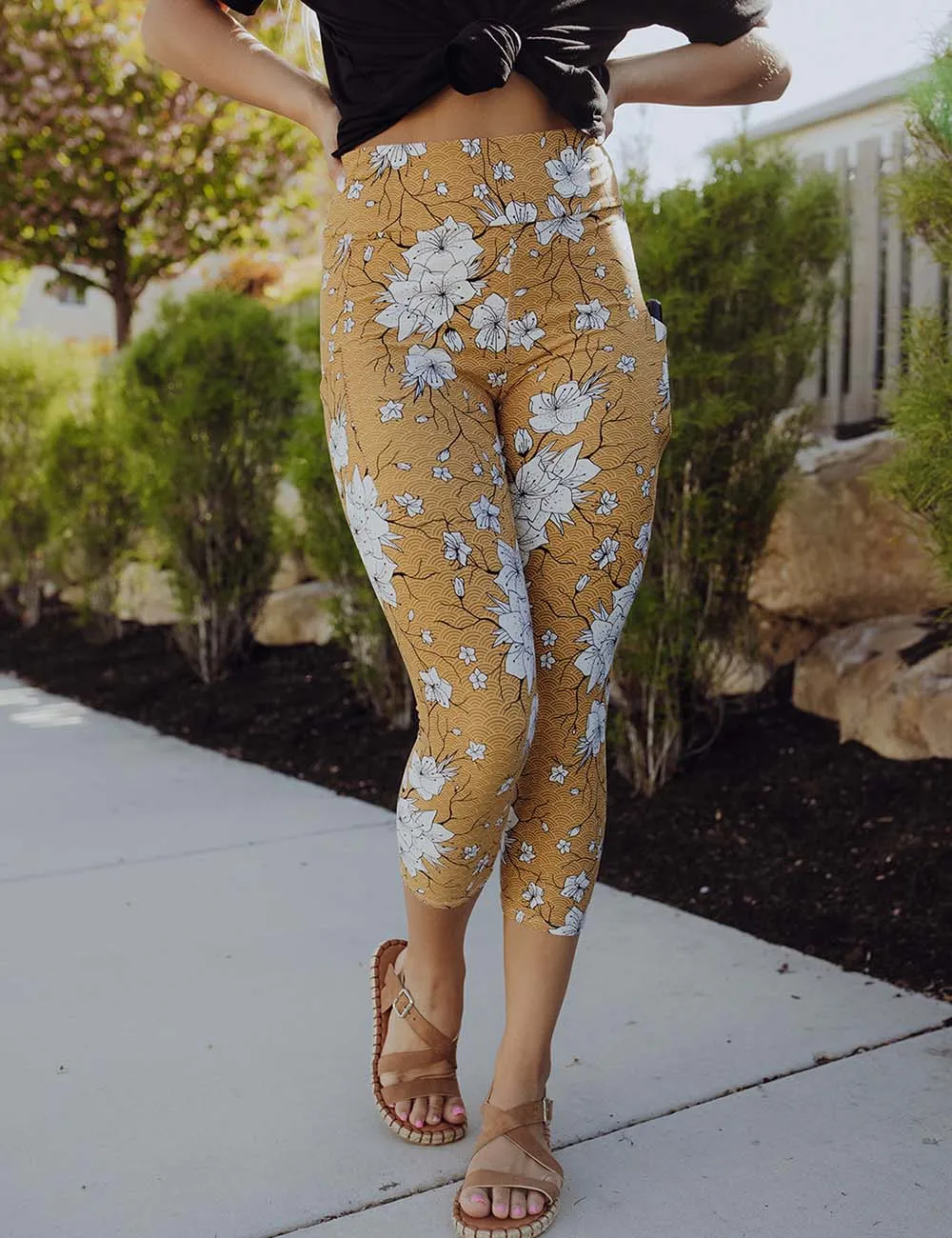 SA Exclusive Field Of Floral Capri Pocket Leggings