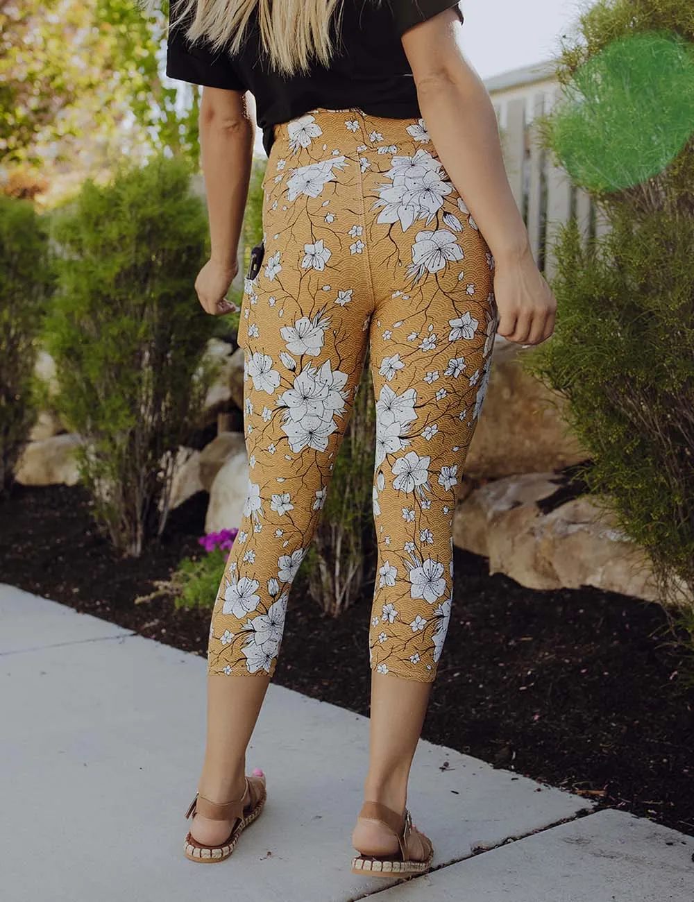 SA Exclusive Field Of Floral Capri Pocket Leggings