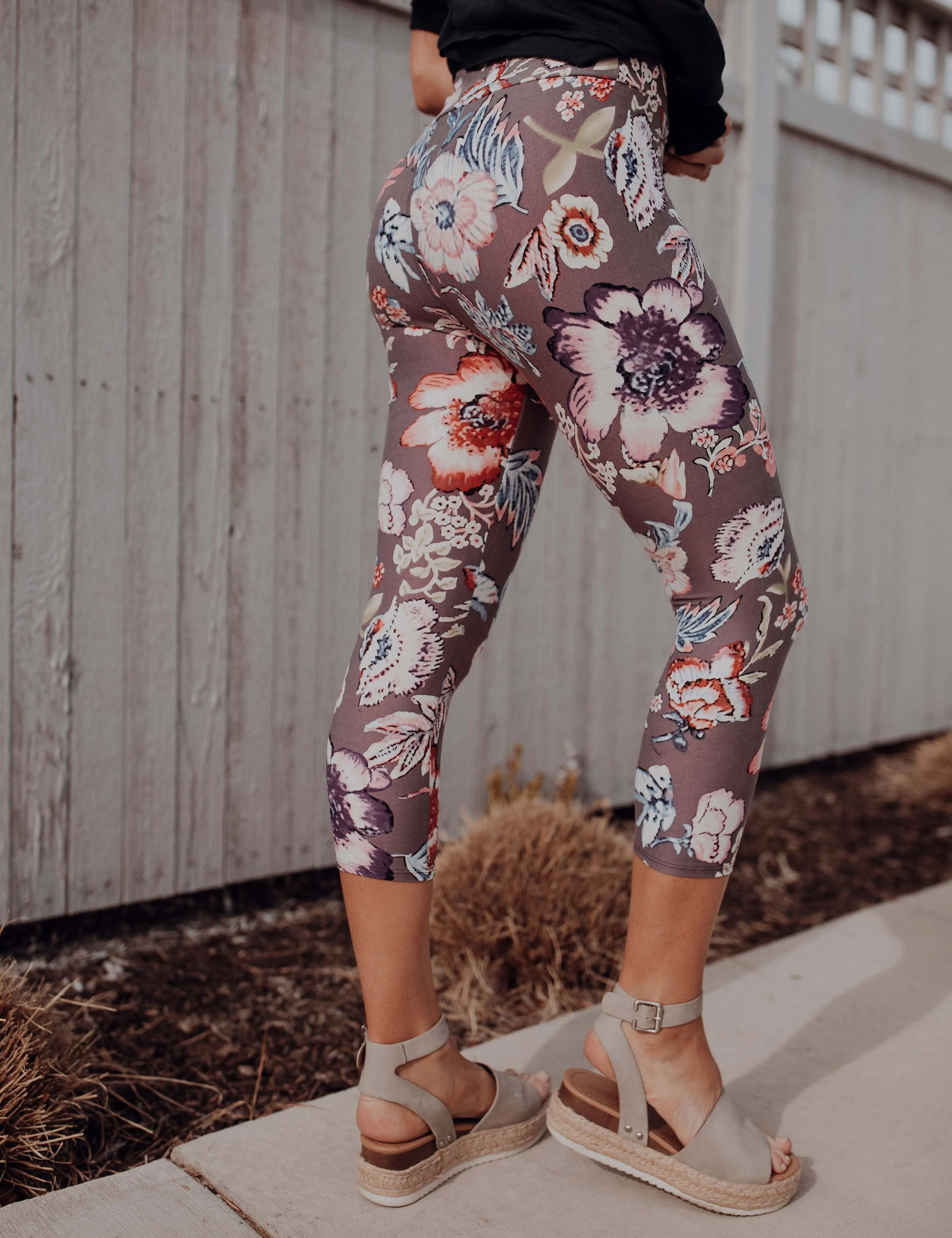 SA Exclusive Flourishing Blooms Capri Leggings